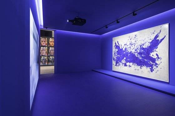 이브 클렝, 대격전 (ANT103), 1961, 캔버스에 덧댄 종이 위에 IKB 물감 채색, 286 x 371 cm. 리움미술관 소장 © The Estate of Yves Klein c/o ADAGP, Paris. 한도희 촬영. [사진 리움]