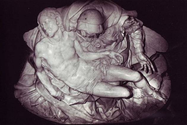 미켈란젤로의 피에타상을 위에서 바라본 모습