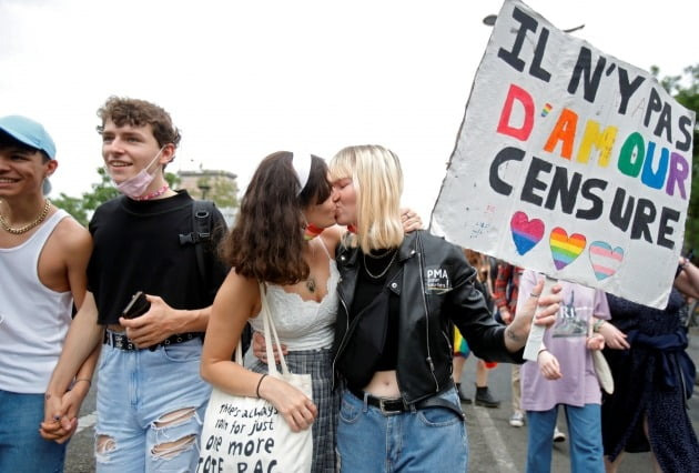 지난 6월 프랑스 파리에서 진행된 LGBTQ 프라이드 행진 중 키스를 하고 있는 참가자. 플래카드에는 "사랑의 검열은 없다"라고 쓰여 있다. /사진=로이터