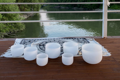 Crystal singing bowls used by instructor Choi Seo-hong during a sound bath session on a recent Saturday afternoon at Seoul Marina Club & Yacht located inside Yeouido Hangang Park in western Seoul. [YIM SEUNG-HYE]