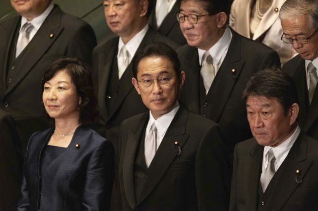 기시다 후미오(가운데) 일본 신임 총리가 지난 4일 도쿄 총리관저에서 각료들과 함께 기념사진을 찍고 있다. 연합뉴스