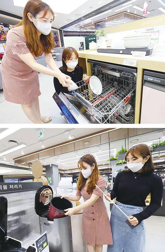 롯데하이마트 대치점에서 고객들이 식기 세척기와 음식물 처리기를 살펴보고 있다. <롯데하이마트 제공>