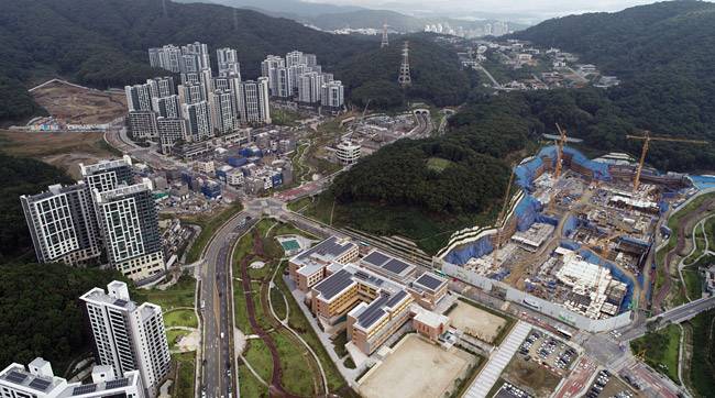 부동산 개발·분양사업은 리스크는 높지만 막대한 수익을 안기는 구조여서 토지 매입과 인허가 과정에서 다양한 인맥과 로비가 동원될 수밖에 없다. 천문학적인 배당금 잔치를 벌여 국민적 공분을 사고 있는 ‘대장동 개발사업’도 국민임대아파트가 원래 계획(1603가구)보다 대폭 줄어든 221가구에 그치는 등 프로젝트 곳곳에서 ‘특혜 의혹’이 제기되고 있다. 경기 성남시 판교 대장동 일대 모습. 연합뉴스