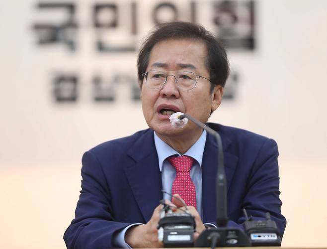 국민의힘 대선 예비후보인 홍준표 의원이 4일 오전 경남 창원시 의창구 경남도당에서 열린 'jp희망캠프 경남선대위 임명장 수여식'에서 발언하고 있다. [연합]