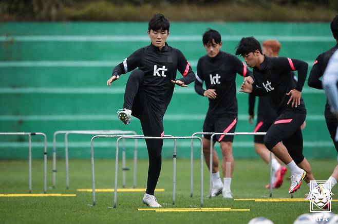 [서울=뉴시스] 김병문 기자 = 대한민국 축구 대표팀 황인범 등 선수들이 5일 경기 파주트레이닝센터에서 훈련을 하고 있다. (사진=대한축구협회 제공) 2021.10.05. photo@newsis.com *재판매 및 DB 금지