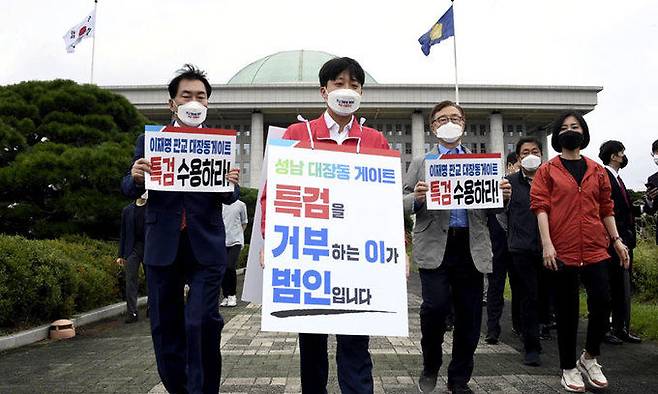 李대표, 여의도∼靑 도보투쟁 국민의힘 이준석 대표(가운데)가 6일 국회에서 ‘이재명 대장동 게이트 특검 촉구’ 기자회견을 마친 뒤 특검 도입 촉구 도보투쟁을 위해 국회를 나서고 있다. 서상배 선임기자