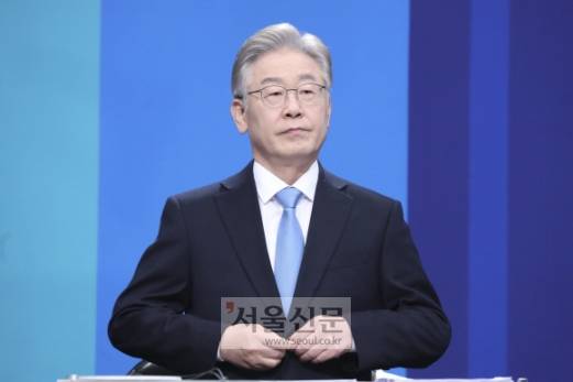 - 더불어민주당 대선 경선 후보인 이재명 후보가 5일 경기 부천시 OBS경인TV에서 열린 더불어민주당 제20대 대통령선거 후보자 방송토론회에 앞서 토론 준비를 하고 있다. 2021.10.5 정연호 기자 tpgod@seoul.co.kr