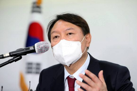 윤석열, 대구서 기자회견 - 국민의힘 대권주자인 윤석열 전 검찰총장이 11일 대구시당에서 기자회견을 하고 있다. 2021.9.11 연합뉴스