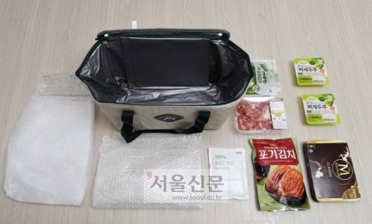 롯데온은 새벽배송 상품들을 다회용 보냉백 한곳에 담아 보냈다. 냉동과 냉장을 구분하기 위한 별도의 비닐 포장이 추가됐다. 도준석 기자 pado@seoul.co.kr