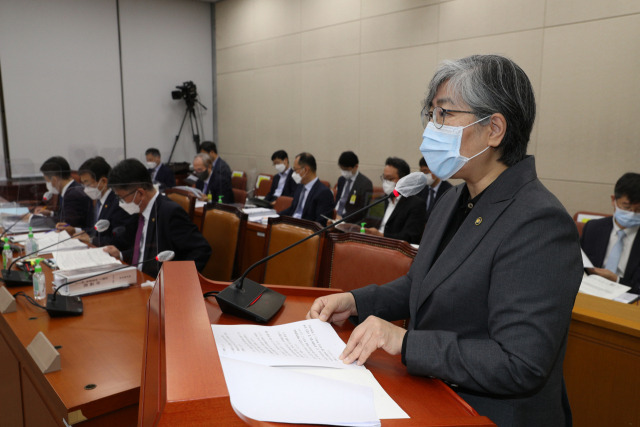 정은경 질병관리청장이 6일 오전 국회에서 열린 보건복지위원회 국정감사에 출석해 업무보고를 하고 있다./연합뉴스