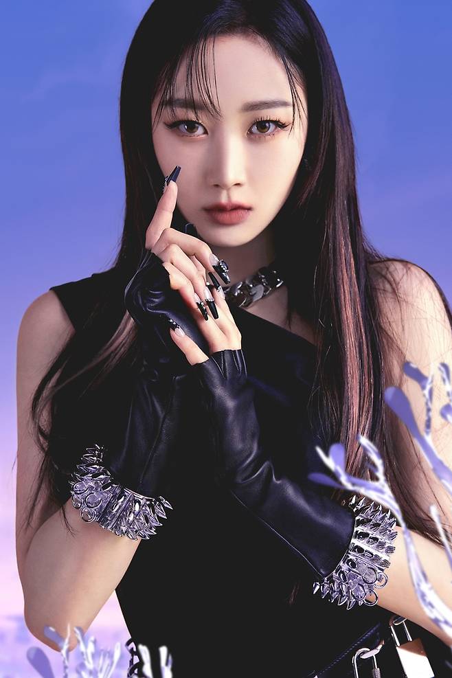 에스파 'Savage' 룩은 지방시 오뜨 쿠뛰르 맞춤 의상