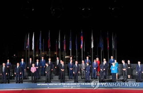 한 자리에 모인 유럽연합(EU)-서발칸 정상들 (크란 AFP=연합뉴스) EU 정상들과 서부 발칸 국가 정상들이 지난 5일(현지시간) 슬로베니아 크란에 모여 정상회담을 하고 기념 사진을 찍었다. 2021.10.6 photo@yna.co.kr