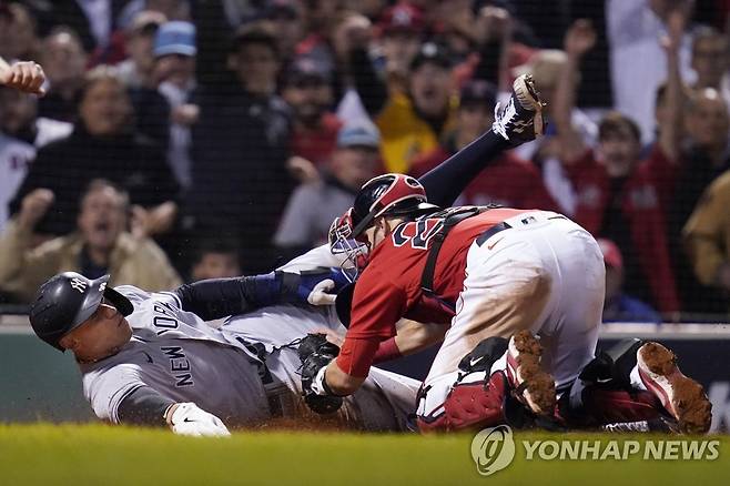 홈에서 태그 아웃되는 저지 [AP=연합뉴스]