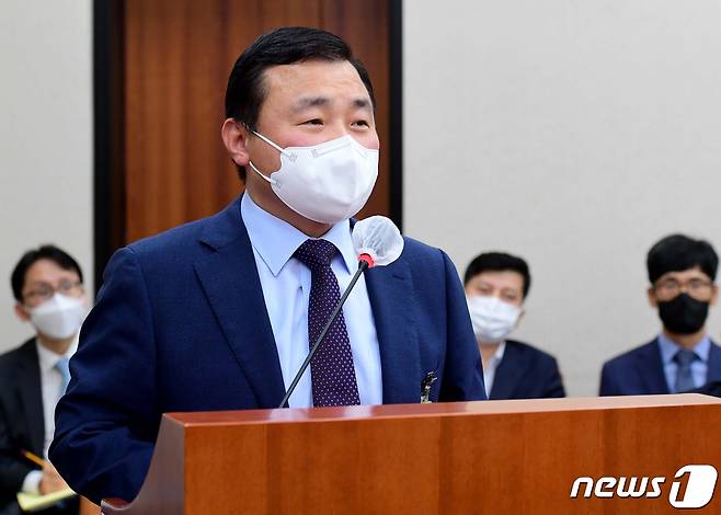 노태문 삼성전자 사장이 7일 서울 여의도 국회에서 열린 산업통상자원중소벤처기업위원회의 중소벤처기업부 등에 대한 국정감사에서 의원 질의에 답하고 있다. 2021.10.7/뉴스1 © News1 이동해 기자