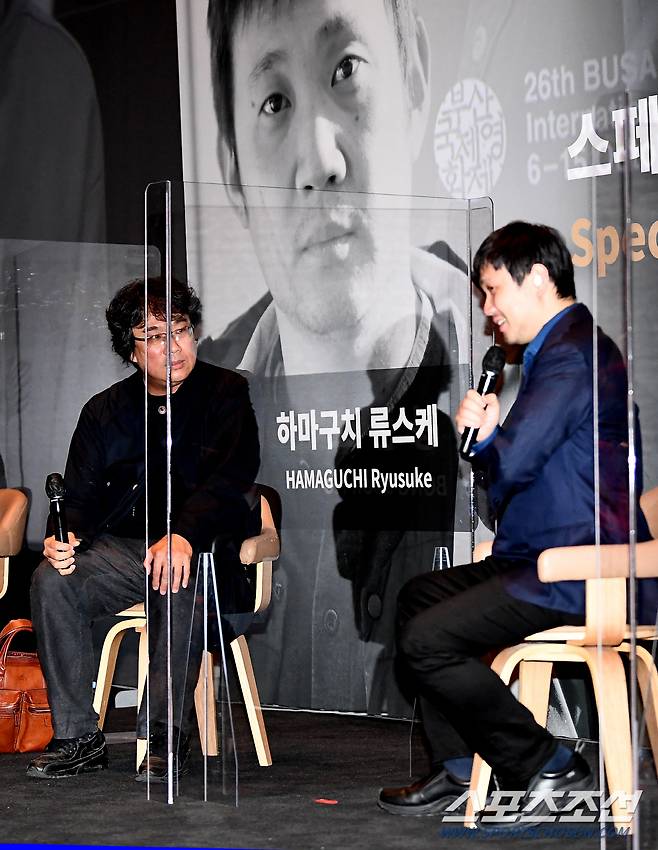 제26회 부산국제영화제 하마구치 류스케X봉준호 감독의 스페셜 대담이 7일 오후 부산 영화의 전당 중극장에서 열렸다. 봉준호, 하마구치 류스케 감독이 인터뷰를 하고 있다. 부산=박재만 기자 pjm@sportschosun.com/2021.10.07/