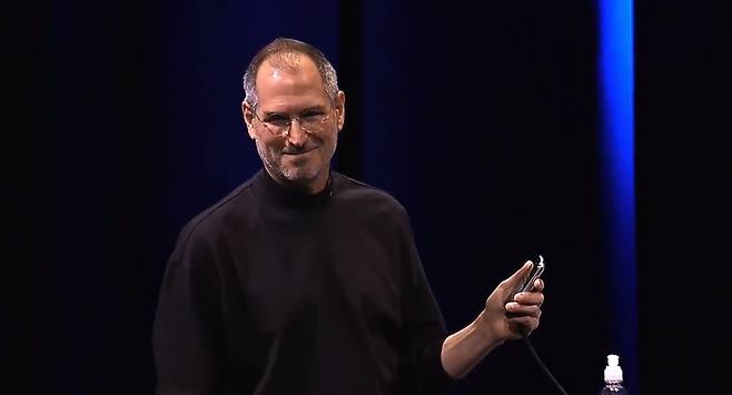 애플이 지난 5일(현지시각) 공개한 스티브 잡스 10주기 추모 영상에 나온 생전 잡스의 모습. /애플