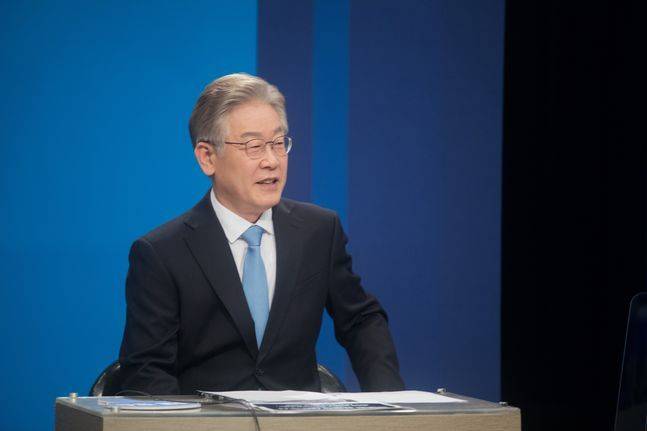 더불어민주당 대선 경선 후보인 이재명 후보가 5일 더불어민주당 제20대 대통령선거 후보자 방송토론회에 앞서 토론 준비를 하고 있다.ⓒ국회사진취재단