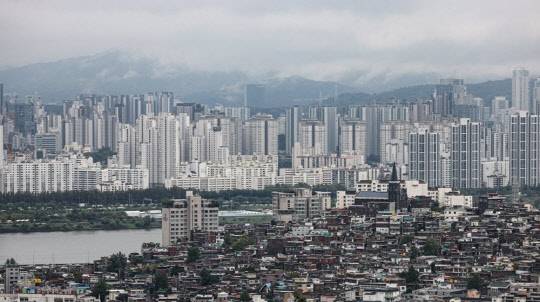 서울 남산에서 바라본 서울 용산구와 서초구 일대 아파트. <연합뉴스>