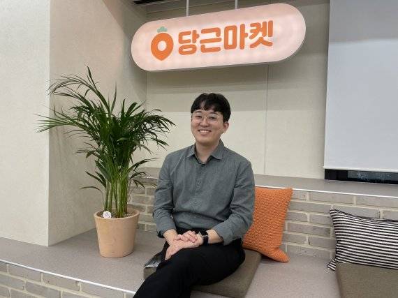 당근마켓 글로벌프로덕트 부문 김결 총괄이 7일 서울 강남대로 교보타워 본사에서 가진 파이낸셜뉴스와의 인터뷰에서 해외 시장 진출 계획을 밝히고 있다. 김결 총괄은 "내년 상반기부터 글로벌에 최적화된 '캐롯(Karrot)' 서비스를 여러 국가에 동시에 선보일 것"이라고 말했다.