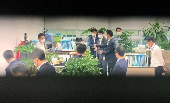 ‘고발 사주 의혹’을 수사 중인 고위공직자범죄수사처(공수처) 수사관들이 6일 오전 서울 여의도 국회 의원회관 국민의힘 정점식 의원 사무실을 압수수색하고 있다. [국회사진기자단]