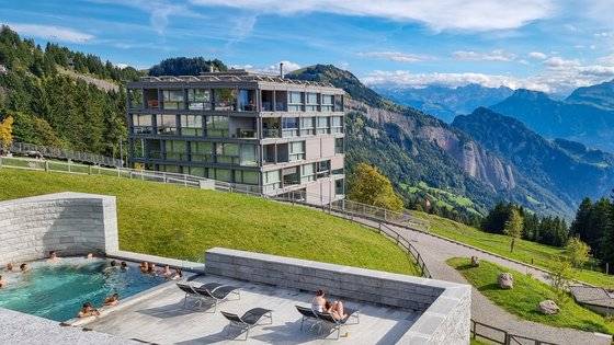리기 산 중턱의 칼더바트 호텔 야외 스파에서 알프스를 내다보며 휴식을 취하는 사람들. 스위스에서는 스파나 수영장에서 마스크를 하지 않아도 된다. 백종현 기자