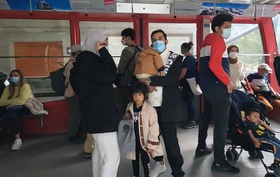 스위스 산악 케이블카를 이용하는 마스크 차림의 탑승객들. 야외에서는 마스크 착용 의무가 없지만, 기차·버스 등 대중교통을 이용할 땐 마스크가 필수다. 12세 미만 어린이는 마스크를 하지 않아도 된다. 백종현 기자