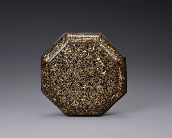 Among the new exhibits in the permanent collection galleries for old Korean art is ″Box Inlaid with Mother-of-pearl″ from the 14th or 15th century. The box shows well the characteristics of the lacquerware inlaid with mother-of-pearl from the Goryeo Dynasty (918-1392), which is celebrated for its exquisite beauty. The box is the only remaining octagonal container of its kind. [LEEUM MUSEUM OF ART]