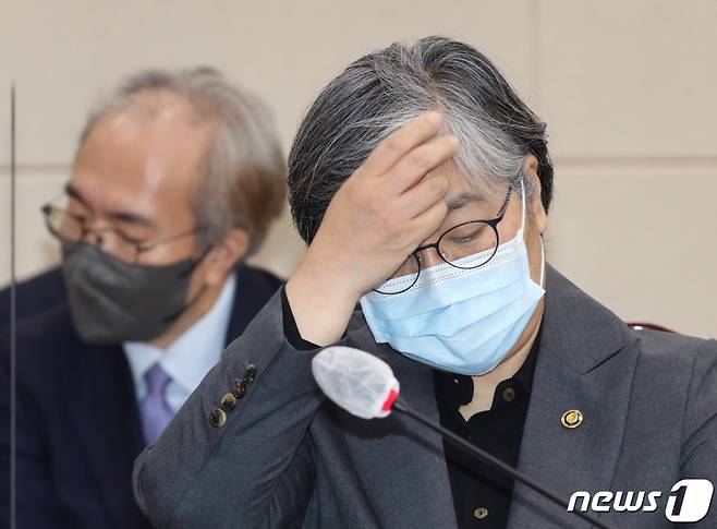 (서울=뉴스1) 구윤성 기자 = 정은경 질병관리청장이 6일 서울 여의도 국회에서 열린 보건복지위원회의 보건복지부·질병관리청 등에 대한 국정감사에 출석해 머리를 쓸어넘기고 있다. 2021.10.6/뉴스1