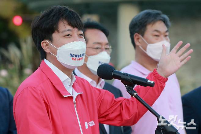 지난 6일 서울 종로구 청와대 분수광장 앞에서 대장동 의혹 진상 규명을 위한 특검 도입을 촉구하는 이준석 국민의힘 대표. 국회사진취재단