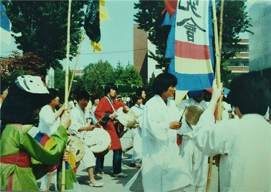 ▲88년 10월 송파산대놀이 공연 사진 2 – 본공연에 앞서 문과대 앞에서 길놀이가 휘몰이로 절정을 향해 가고 있다. ⓒ마승락