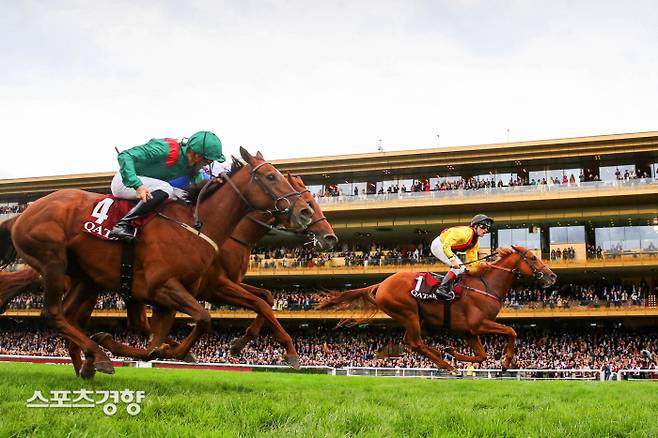 개선문상 결승선 통과하는 독일의 경주마  토르콰토르 타소.