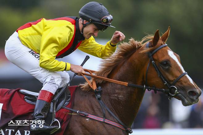 개선문상 결승선 통과하는 독일의 경주마  토르콰토르 타소.