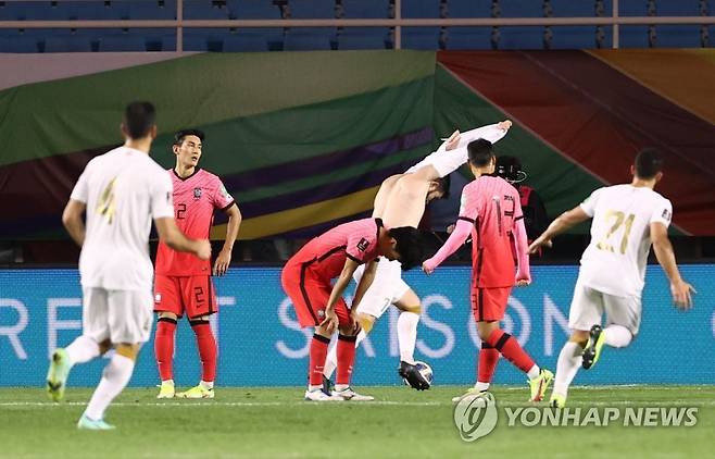 한국 동점골 허용 (안산=연합뉴스) 류영석 기자 = 7일 오후 경기도 안산 와스타디움에서 열린 2022 카타르월드컵 아시아최종예선 A조 3차전 대한민국 대 시리아의 경기.
    시리아 크리빈이 동점골을 넣자 한국 선수들이 아쉬워하고 있다. 2021.10.7 ondol@yna.co.kr