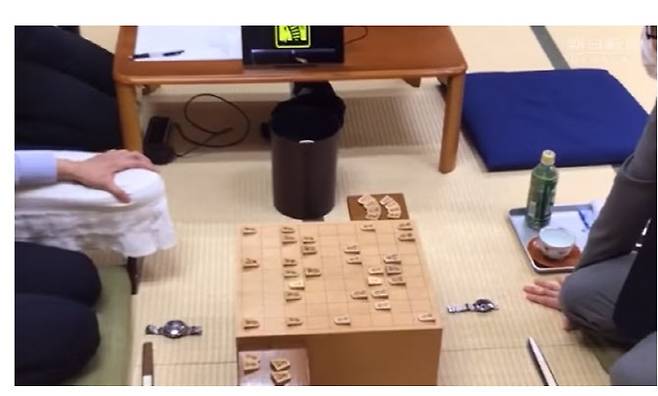 지난 7일 도쿄 센다가야에서 열리던 장기대회는 갑작스런 지진으로 잠시 중단됐다(사진=아사히신문)