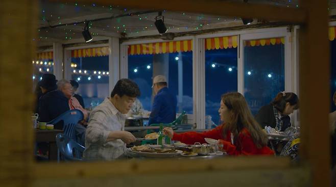 조개구이에 소주를 나누고 있는 백종원과 한지민. /넷플릭스 '백스피릿'