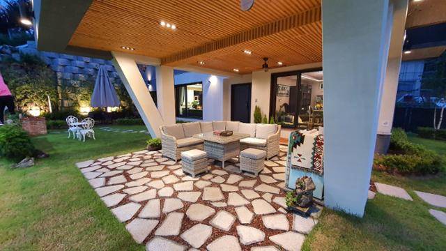 가족이 가장 많이 머무르는 장소인 1층 필로티 공간. 집 안팎을 오갈 때 반드시 거쳐야 하는 동선에 위치해 있고 원경은 천마산, 근경은 축구장으로 '뷰'도 좋아 손님이 오면 이곳에서 티타임을 즐긴다. 제이아이피 종합건설 제공