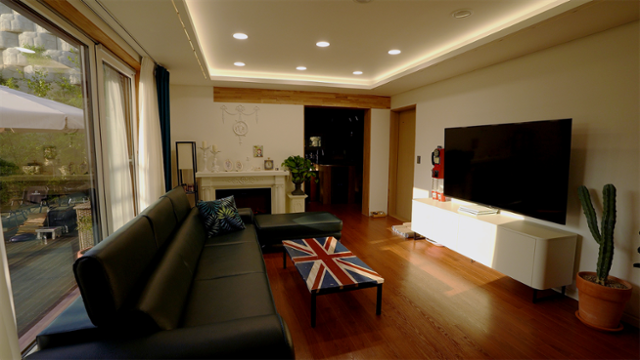 현관에서 왼쪽 문을 열면 마주하게 되는 1층 거실 모습. 주방, 거실, 화장실이 위치해 있다. 단열을 위해 복층 구조를 피하고 1층과 2층을 분리했다. 한국일보 영상팀