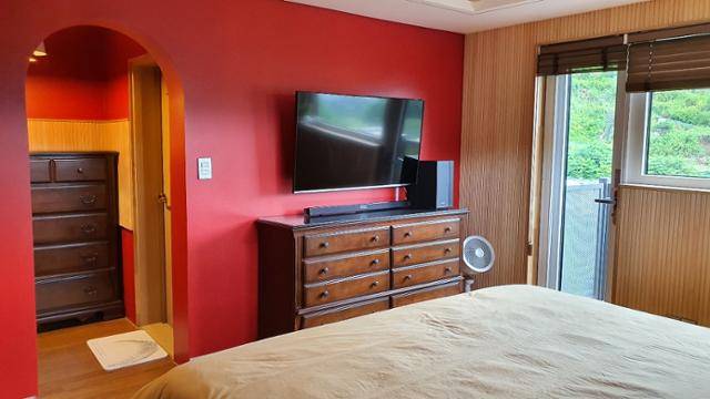 안방의 색은 버건디로 택했다. 아치형의 문 왼쪽은 아내의 기도실, 오른쪽은 화장실이다. 제이아이피 종합건설 제공