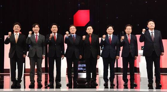 유승민(왼쪽부터), 하태경, 안상수, 최재형, 황교안, 원희룡, 홍준표, 윤석열 국민의힘 대선 예비후보가 5일 오후 서울 여의도 한국방송공사 스튜디오에서 제6차 방송토론회에 앞서 기념촬영하고 있다. 뉴시스