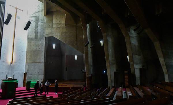 김수근 선생은 경동교회를 건축하면서 내부 마감재로 노출 콘크리트를 사용했다. 콘크리트는 형태를 자유롭게 연출할 수 있어 12개의 기둥도 사선 형태로 보와 연결됐다.