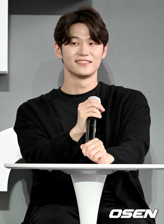 On the afternoon of the 8th, the stage greeting of the movie Myname invited to the 26th Busan International Film Festival was held at the Busan Film Hall outdoor theater.Actor Hak-ju Lee answers MCs questions: 2021.10.08