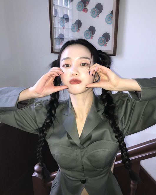 Actor Lee Yu-bi was not white and showed transparent skin.Lee Yu-bi posted several photos on her Instagram account on Saturday, telling her she had become a lens model.The photo shows Lee Yu-bi taking several poses in commemoration of becoming a model.Lee Yu-bi, who has braided her hair in lamb chops, is not white and boasts transparent and moist skin.Lee Yu-bi, who was in her thirties, had a cute head and boasted her beauty for the strongest time, with a white, long neckline that creates a clean atmosphere and a slightly exposed abs.Meanwhile, Lee Yu-bi is currently appearing on TVN Yumis Cells.