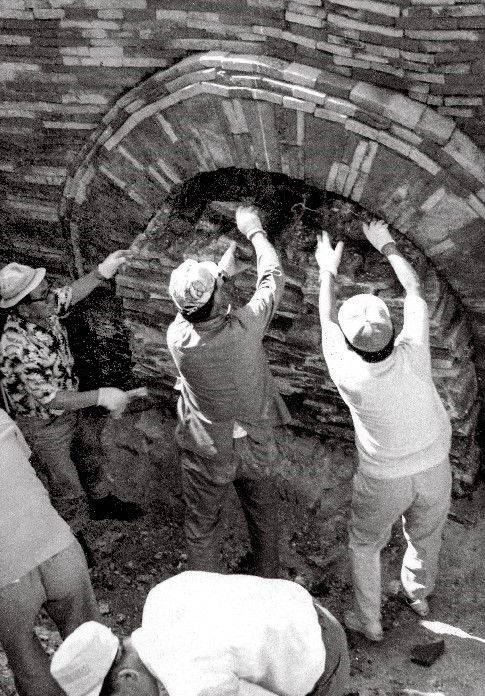 1971년 7월 8일 무령왕릉 발굴 당시 맨 위쪽 막음벽돌을 빼내는 모습. /국립공주박물관