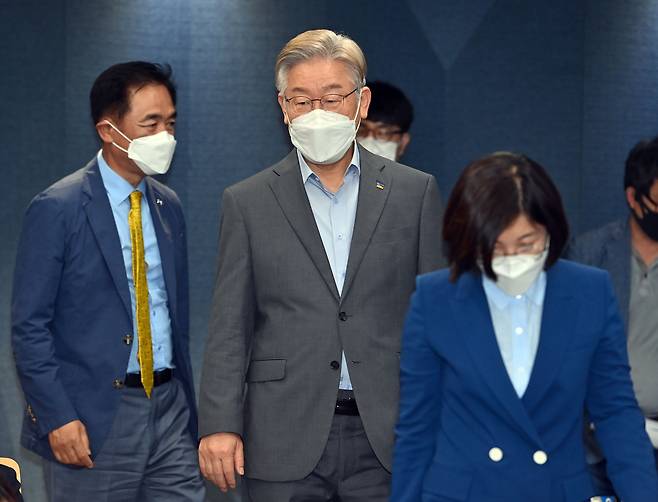 <YONHAP PHOTO-4746> 입장하는 이재명 경기지사     (화성=연합뉴스) 이재명 경기도지사가 7일 오후 경기도 화성시 삼성전자 화성사업장에서 열린 '미래형 스마트벨트 1차 전략발표회'에 참석하고 있다. 2021.10.7 [경기사진공동취재단]     xanadu@yna.co.kr/2021-10-07 17:19:17/ <저작권자 ⓒ 1980-2021 ㈜연합뉴스. 무단 전재 재배포 금지.>