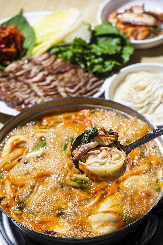 '고가네 칼국수'의 대표 메뉴인 평양식 만두전골과 보쌈수육. /김종연 영상미디어 기자
