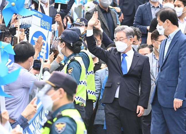 더불어민주당 이재명 대선 경선 후보가 9일 오후 경기도 수원시 영통구 수원컨벤션센터에서 열린 더불어민주당 제20대 대통령선거 후보자 선출을 위한 경기합동연설회에 참석하며 지지자들에게 인사하고 있다. ⓒ뉴시스