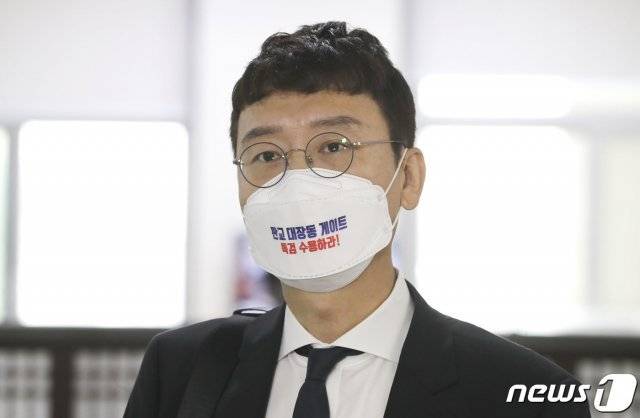 김웅 국민의힘 의원이 8일 오전 서울 국회에서 열린 환경노동위원회 국정감사에 참석하며 취재진의 질문에 답하고 있다. 2021.10.8. 뉴스1