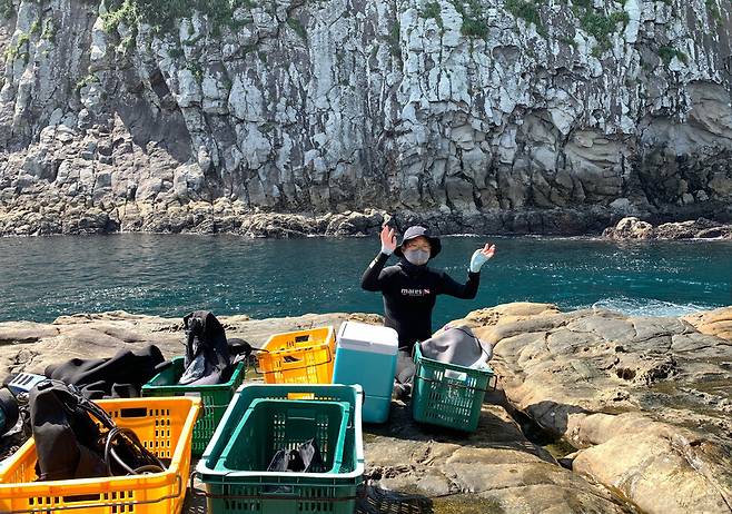 “새로운 도전을 해서 개인적으로는 더 의미가 있었고. 자연 앞에 한없이 작은 인간이라는 걸 다시 한번 느꼈어요. 우리에게 소중한 제주 바다를 더 귀하게 여겨주셨으면 좋겠어요.”라는 마지막 소감과 함께 보내온 백소아 기자의 방역지침준수 취재 인증사진.