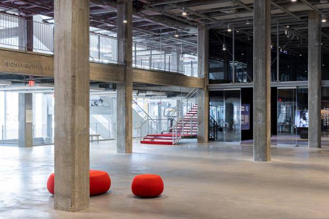 1939년 지어진 옛 백화점 건물을 원형 그대로 복원해 콘크리트 기둥과 천장을 고스란히 드러냈다. 아카데미 영화 박물관(Photography by Iwan Baan)