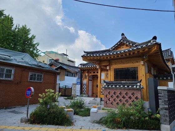 서울시는 서촌 도시재생지원센터 옆 6개의 한옥 필지를 사서 2층 한옥을 신축할 예정이다. 도시재생 사업비의 대다수를 이 지역거점시설 건립에 쓰게 된다. 한은화 기자